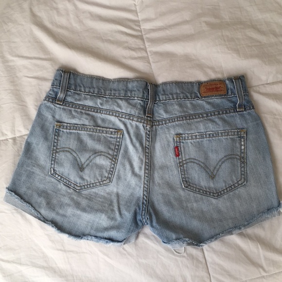 Destroyed Levi’s shorts - Picture 4 of 7